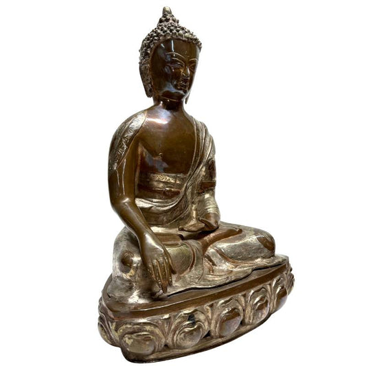 boeddha beeld brons bhumisparsha mudra lotus sokkel gravure detail