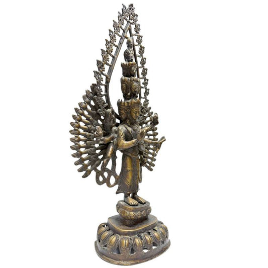 Bronzen Avalokiteshvara met meerdere armen in staande houding
