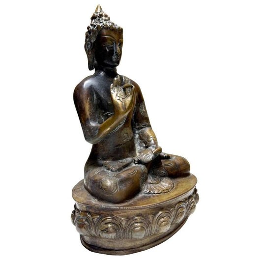 Antieke Nepalese bronzen Boeddha met Vitarka mudra en natuurlijke patina