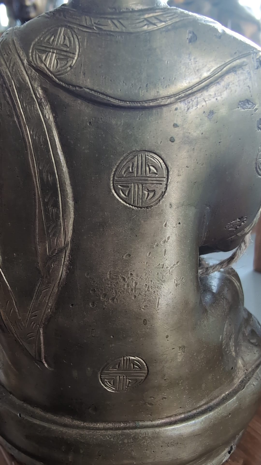 Chinees bronzen Boeddhabeeld uit de Qing periode met longevity motieven