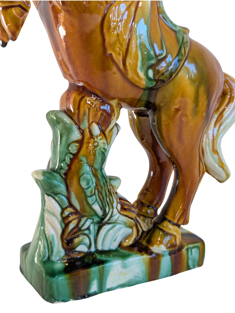 Steigerend paard van porselein als decoratief kunstobject