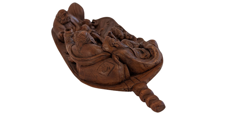 Detail van gezichtsuitdrukking bij 19e-eeuws Chinees houten snijwerk met onsterfelijken