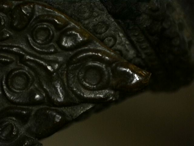 Microscoopfoto van verouderd bronzen oppervlak op Thaise sculptuur