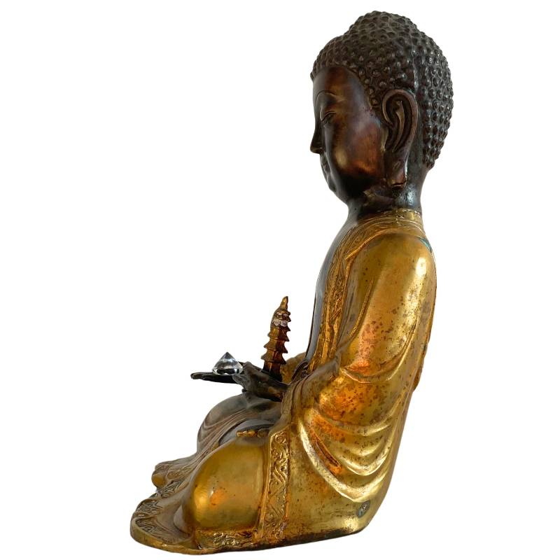 Amitabha bronzen Boeddha met kristal en rituele elementen in meditatie houding