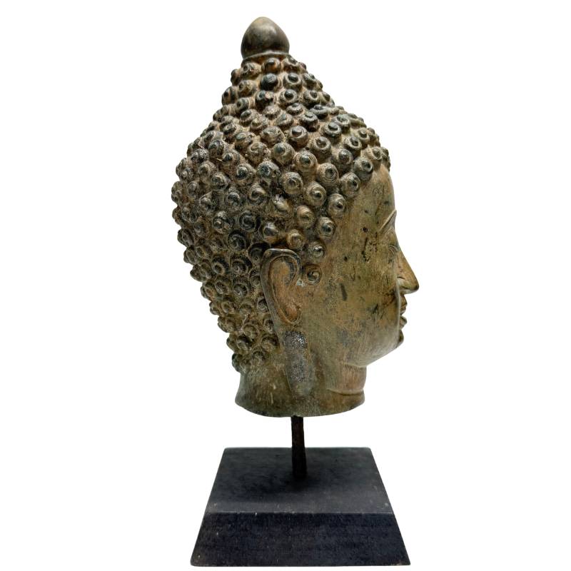 Antiek bronzen Boeddhahoofd met serene uitdrukking en gesloten ogen