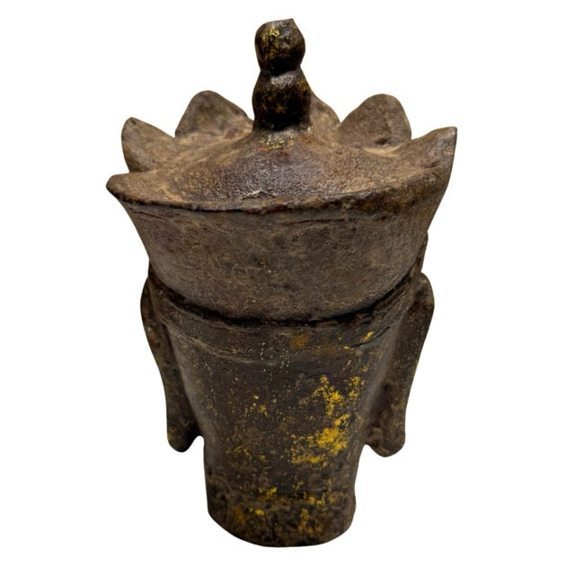 Antiek boeddhistisch hoofd van Ksitigarbha in gietijzer met resten van bladgoud