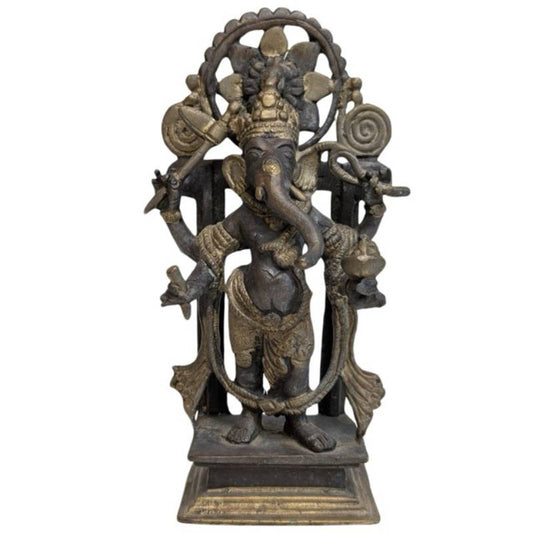 Antiek zwaar bronzen Ganesha beeld met vuurvergulding, staand met halo, Himalaya 18e–19e eeuw