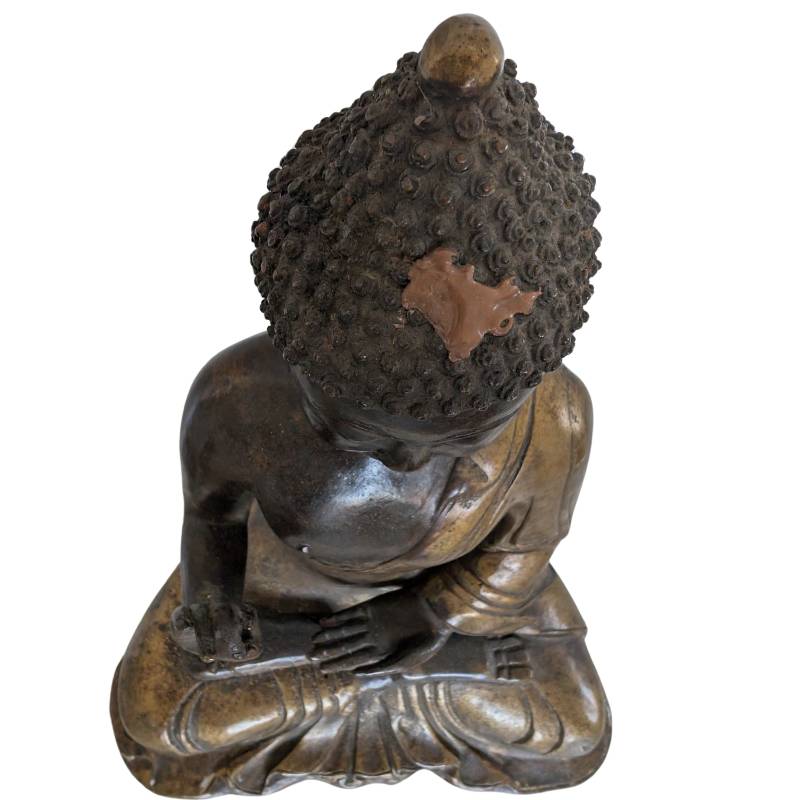 Detail van oxidatie en patina op antiek Chinees bronzen Boeddhabeeld