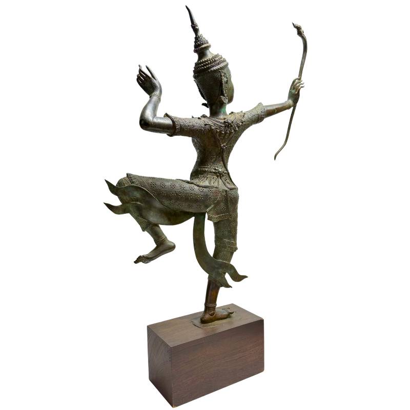 Antiek Thais bronzen figuur met dynamische houding en rijke ornamenten