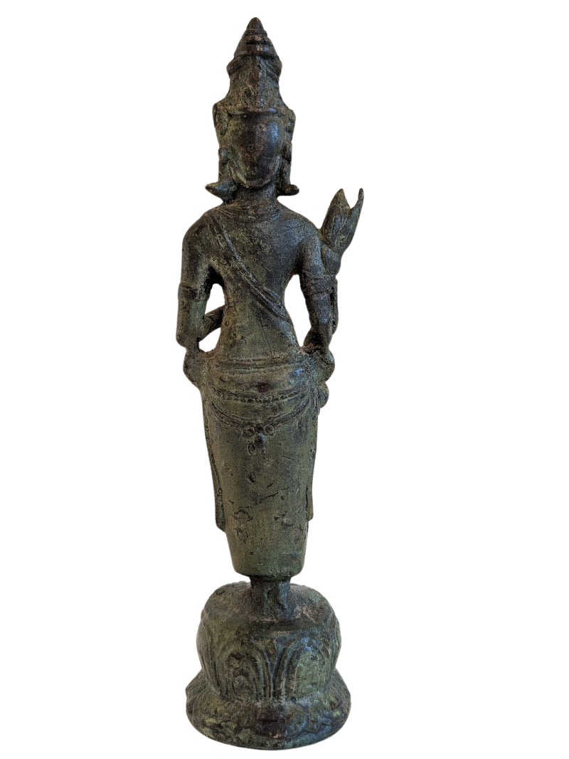 Bronzen Avalokiteshvara beeld op lotusvoet met natuurlijke patina