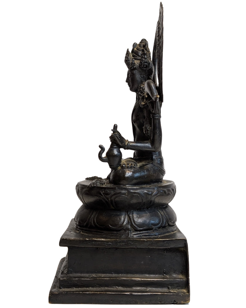 Bronzen Avalokiteshvara uit Tibet zittend op lotusvoet