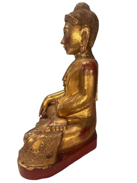 Detail van ingelegde ogen in een Birmaans Mandalay Boeddhabeeld, traditioneel uitgevoerd