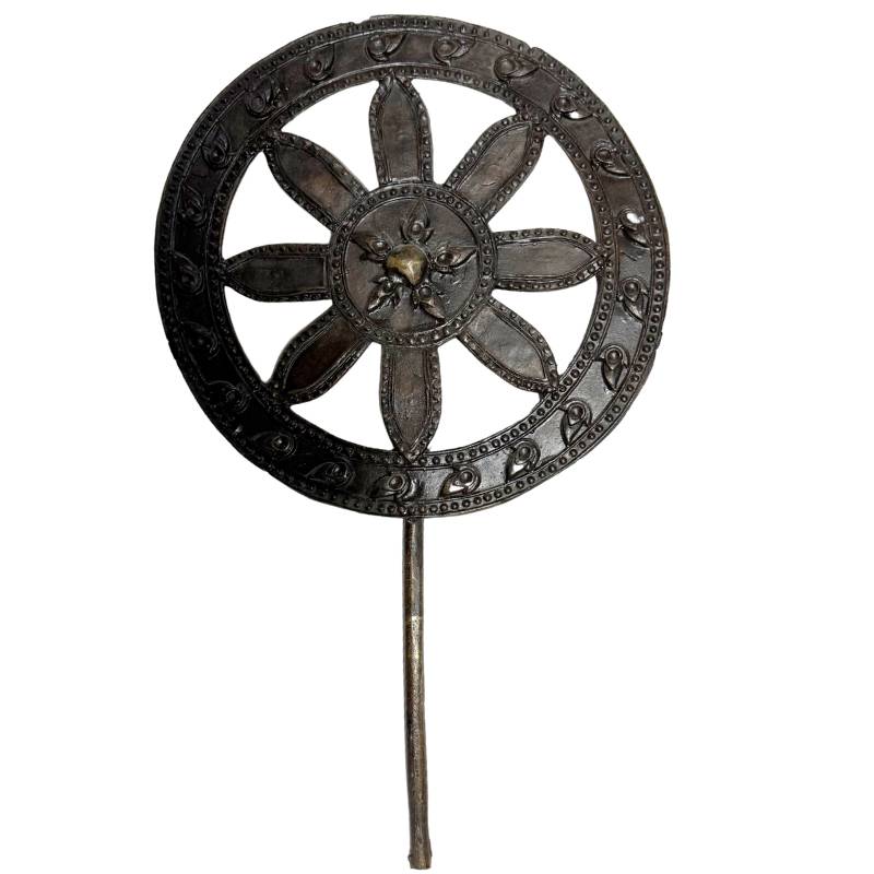 birmese boeddha dharmachakra mudra bronzen beeld wiel detail met oude patina