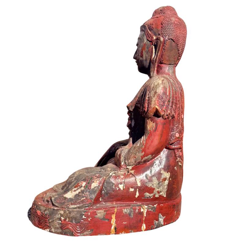 Boeddha sculptuur uit Birma in traditionele tempelstijl
