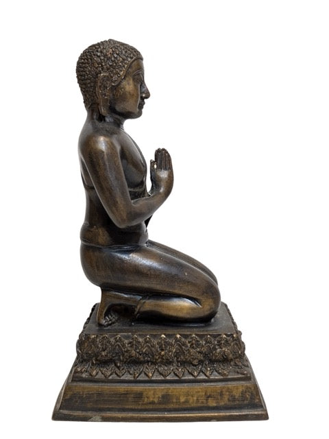 Knielende bronzen Boeddha uit Birma in gebedshouding Anjali mudra