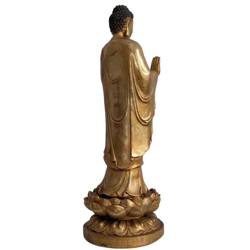 Boeddha in Abhaya mudra uitgevoerd in Chinees verguld brons