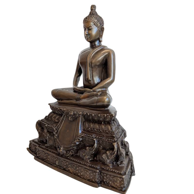 Klassieke Boeddha in dhyana mudra op rijk sokkel