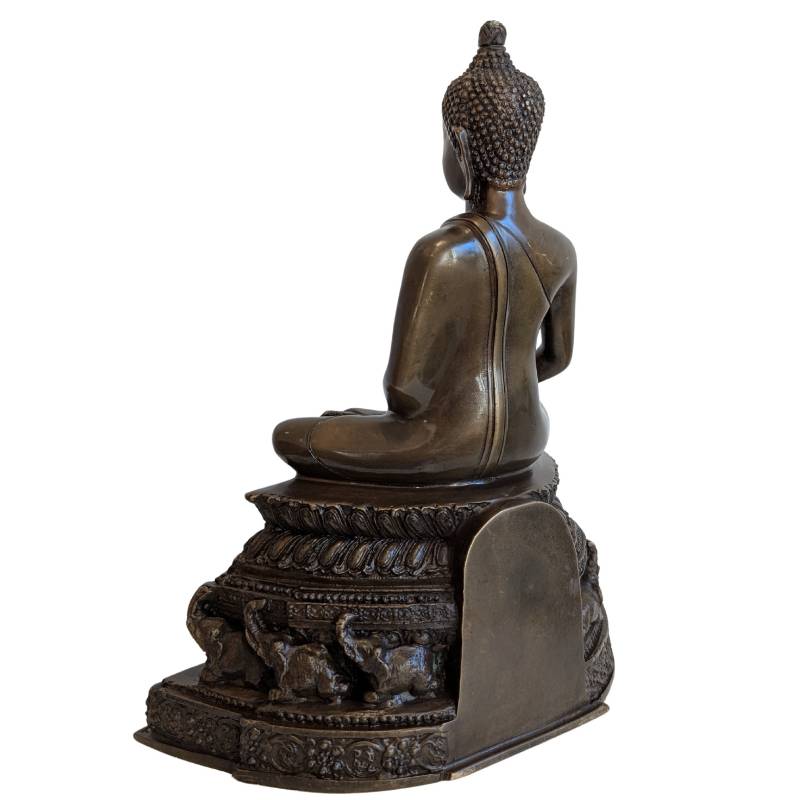 Zittende Boeddha in dhyana mudra met symmetrische houding