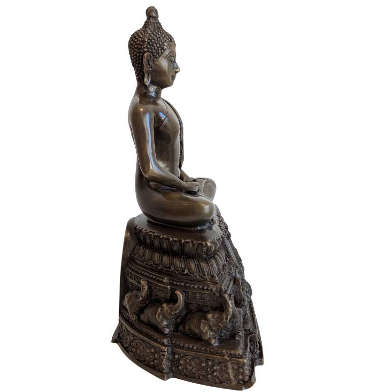 Zittende Boeddha in dhyana mudra met olifantenmotieven