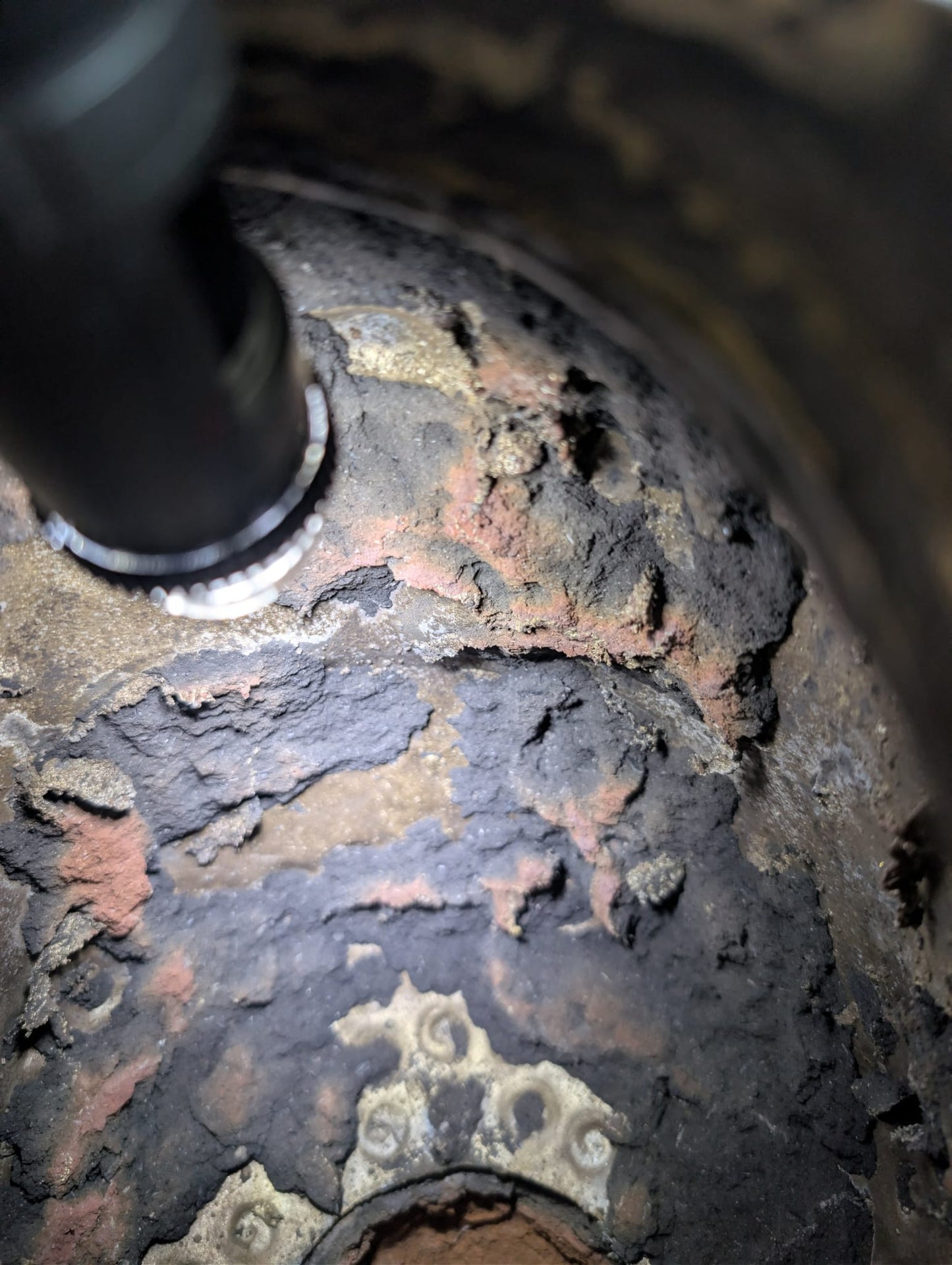 Boeddha hoofd brons binnenzijde patina opbouw oude afzettingen