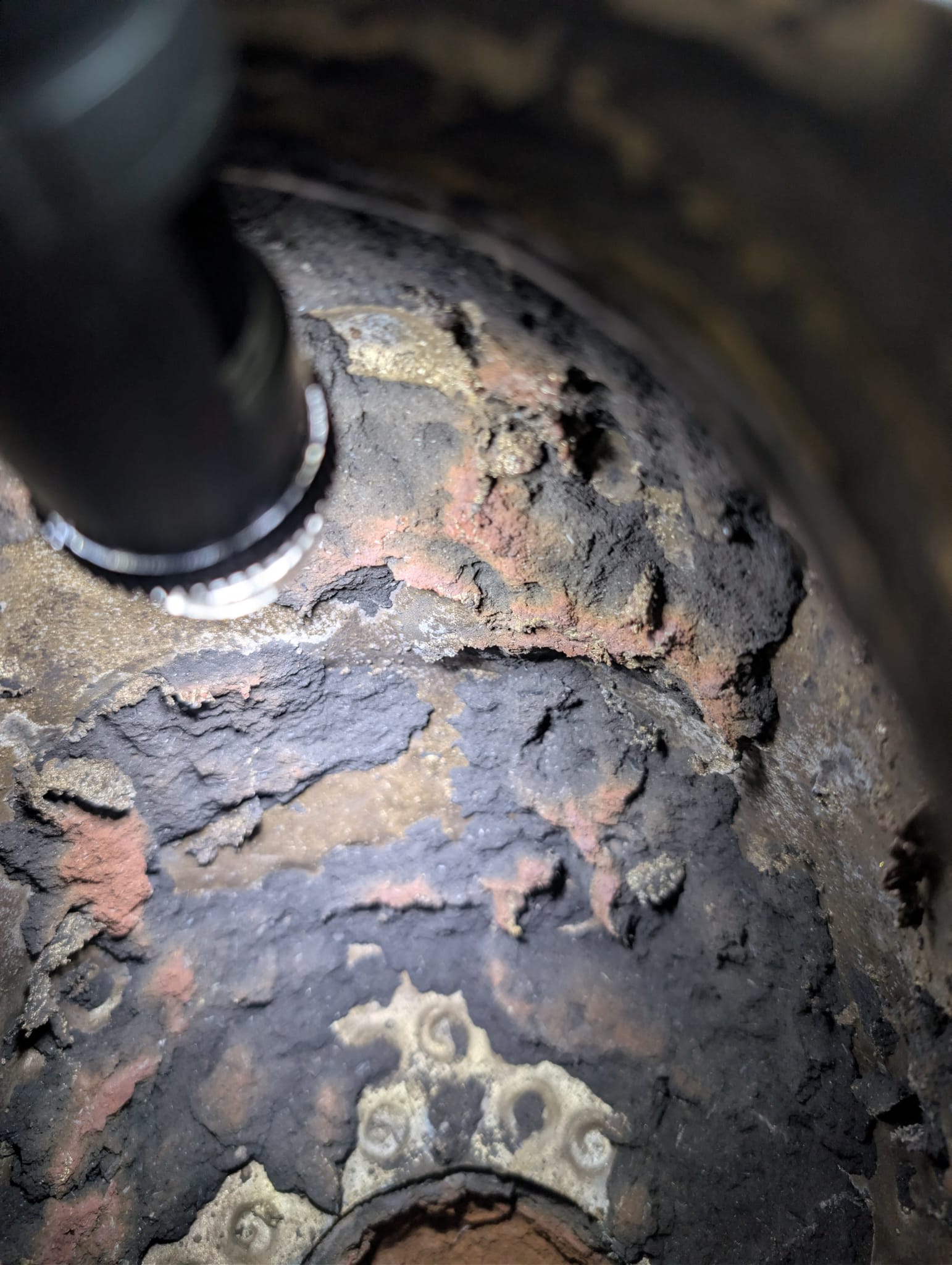 Boeddha hoofd brons binnenzijde patina opbouw oude afzettingen