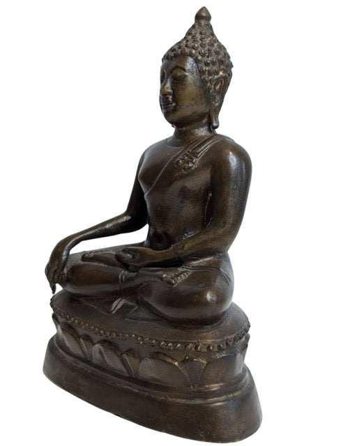 Antiek bronzen boeddhabeeld in Bhumisparsha mudra