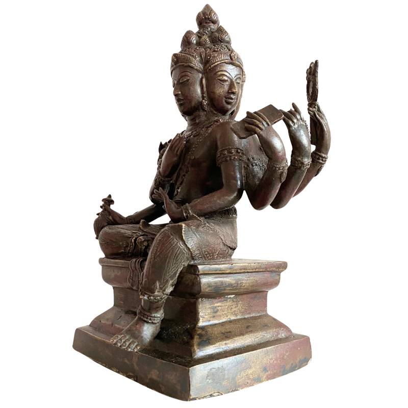 Detail van handen en attributen van een zesarmig Brahma-beeld in brons