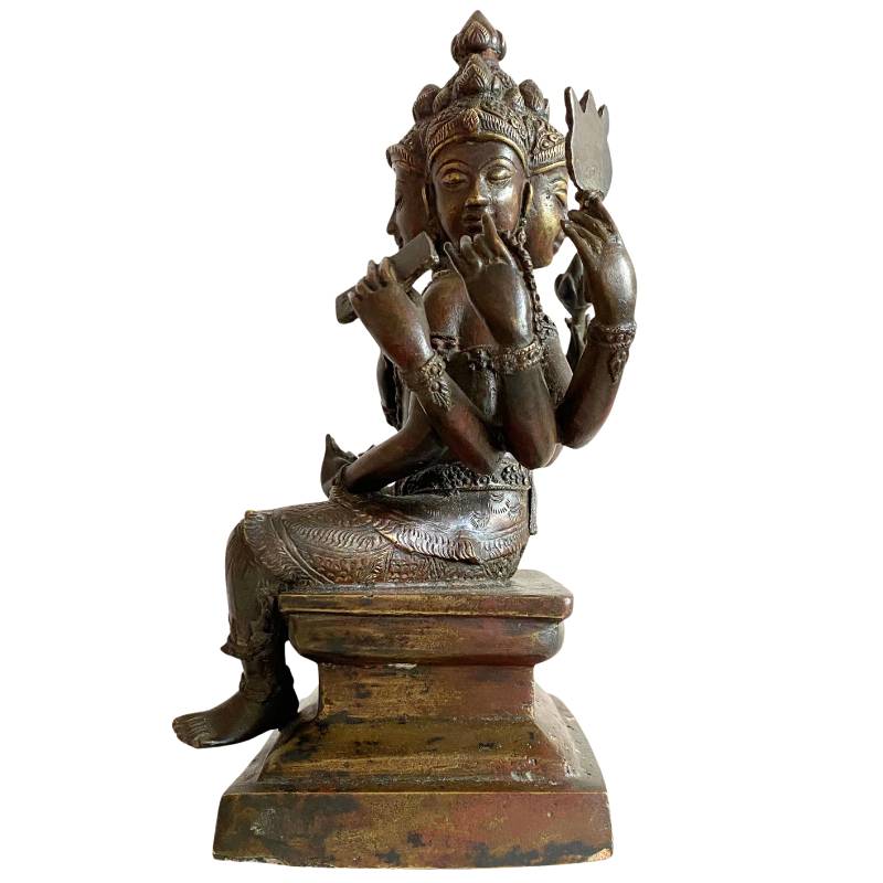 Detail van de vier gezichten van een vuurverguld Brahma-beeld in brons