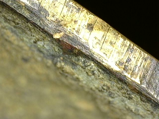 Microscopische gelaagde patinastructuur op antiek vuurverguld Brahma-beeld