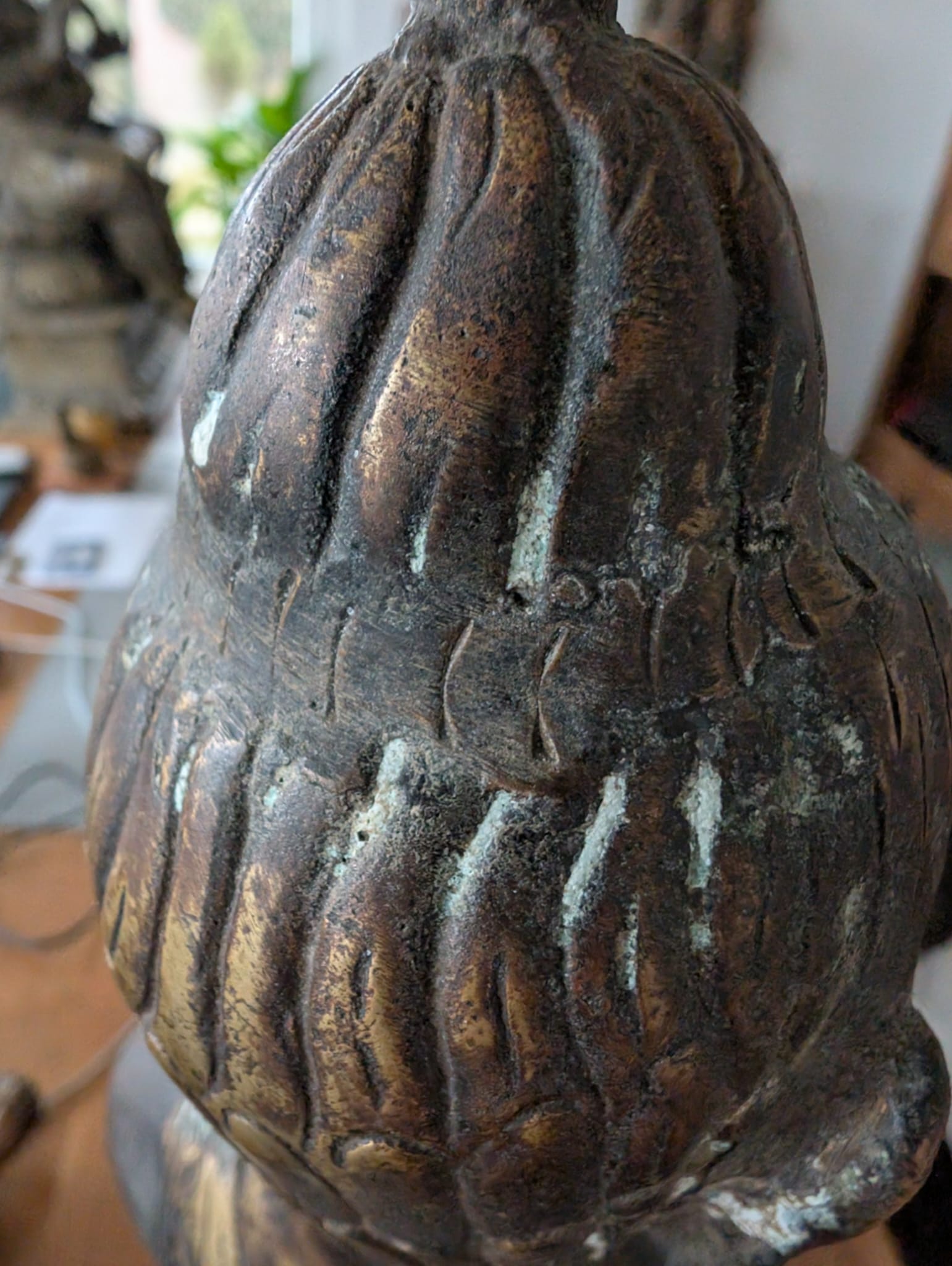 Himalaya bronzen Boeddha met oude patina en oppervlaktestructuur