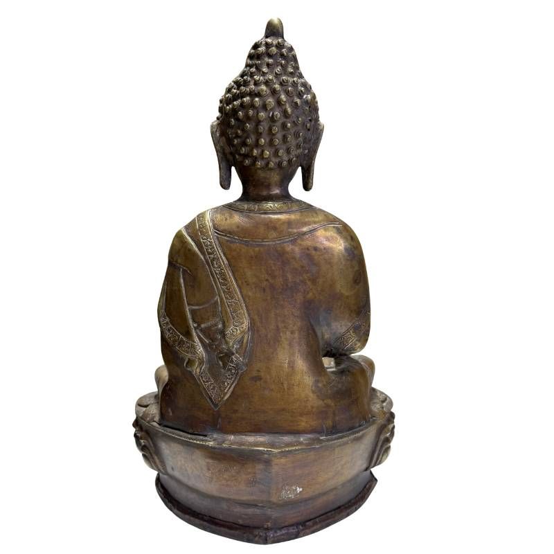 Antieke bronzen boeddha op traditionele lotusbasis met oude patina