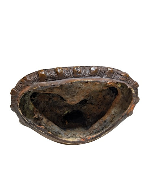 Open onderzijde met oorspronkelijke kern en natuurlijke corrosie van Himalaya bronzen Boeddha