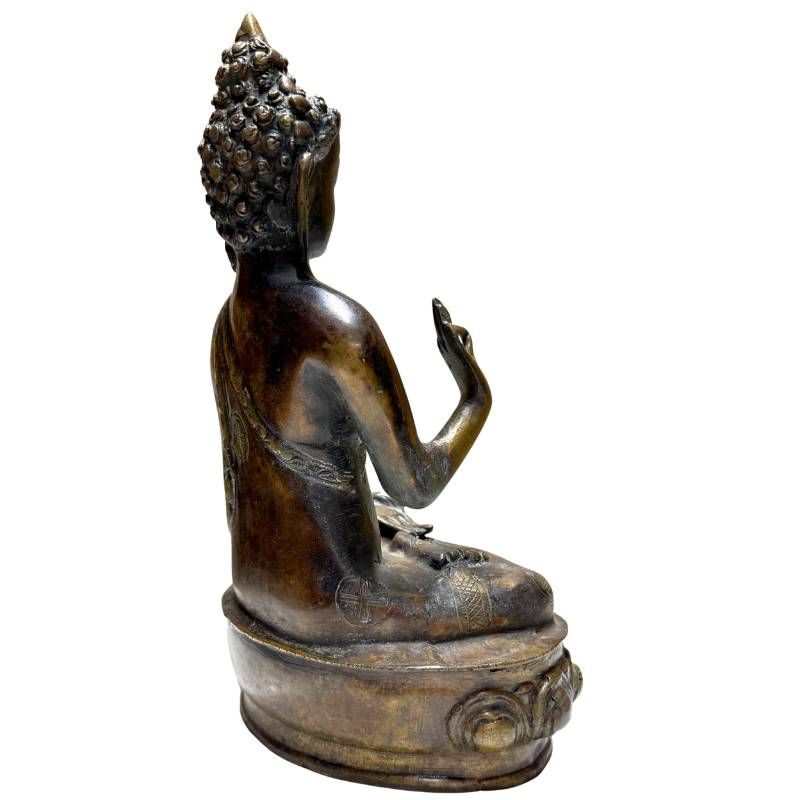 Antiek bronzen boeddhabeeld met rustige uitstraling voor interieur