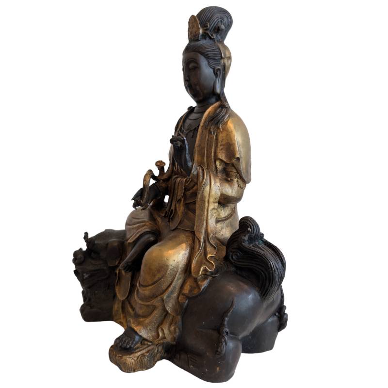 Bronzen Guanyin op leeuw uit China