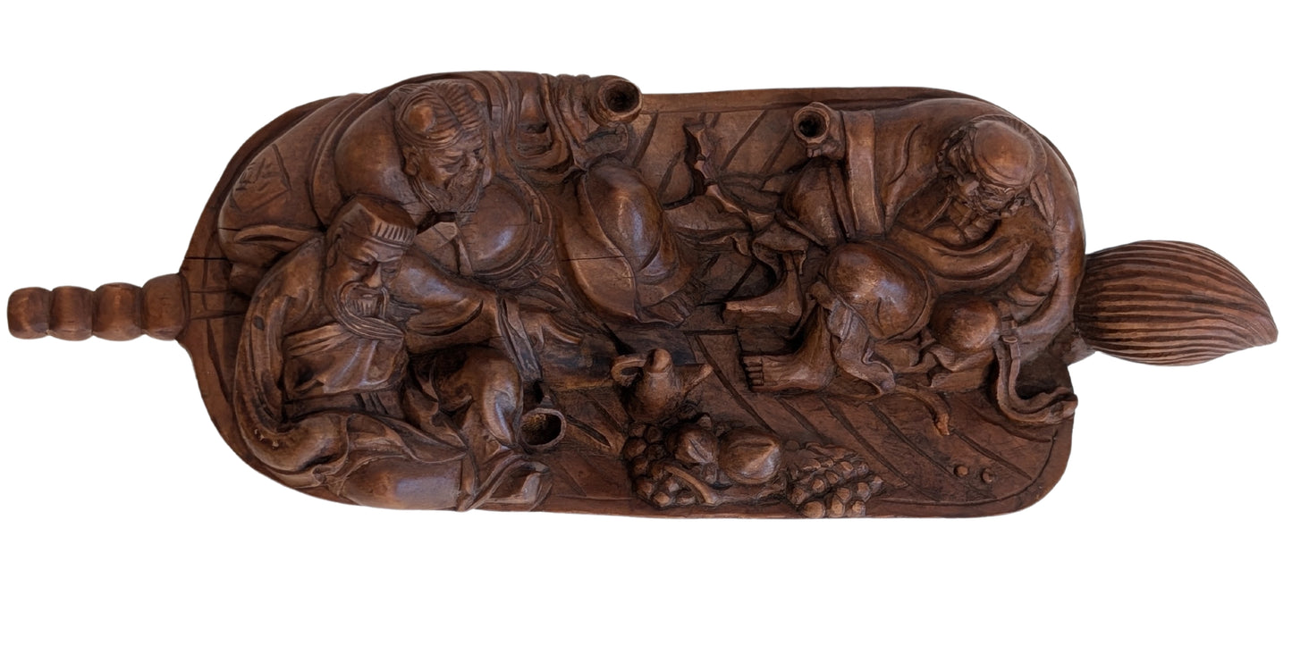 Achterzijde van 19e-eeuws Chinees houten snijwerk met voorstelling van onsterfelijken in een boot