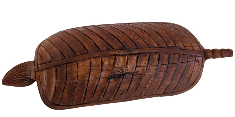 Chinees houten snijwerk uit de 19e eeuw met onsterfelijke figuur en drankkan in een boot