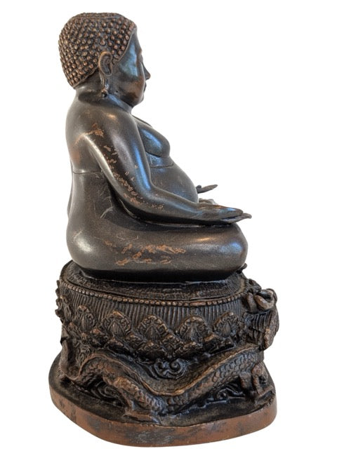 Detail van drakenbasis bij Chinees bronzen Boeddhabeeld uit de 19e eeuw