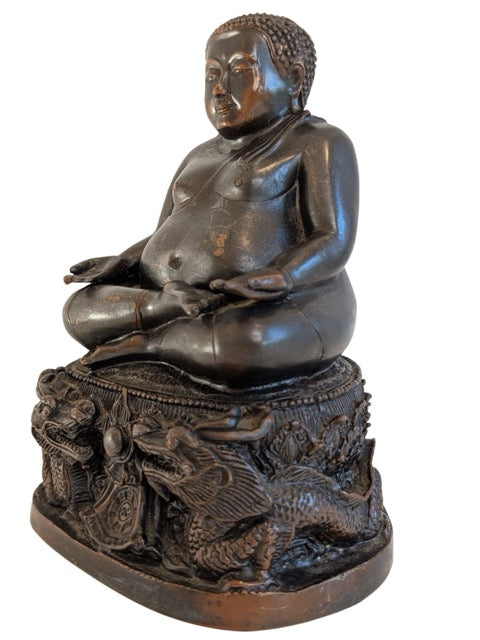 Ornamentdetail van drakenbasis bij Chinees bronzen Boeddhabeeld uit de 19e eeuw