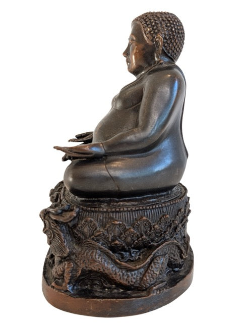 Zijaanzicht van Chinees bronzen Boeddhabeeld uit de 19e eeuw met drakenbasis