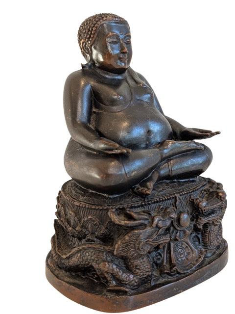 Onderzijde van Chinees bronzen Boeddhabeeld uit de 19e eeuw met zichtbare oude kernresten