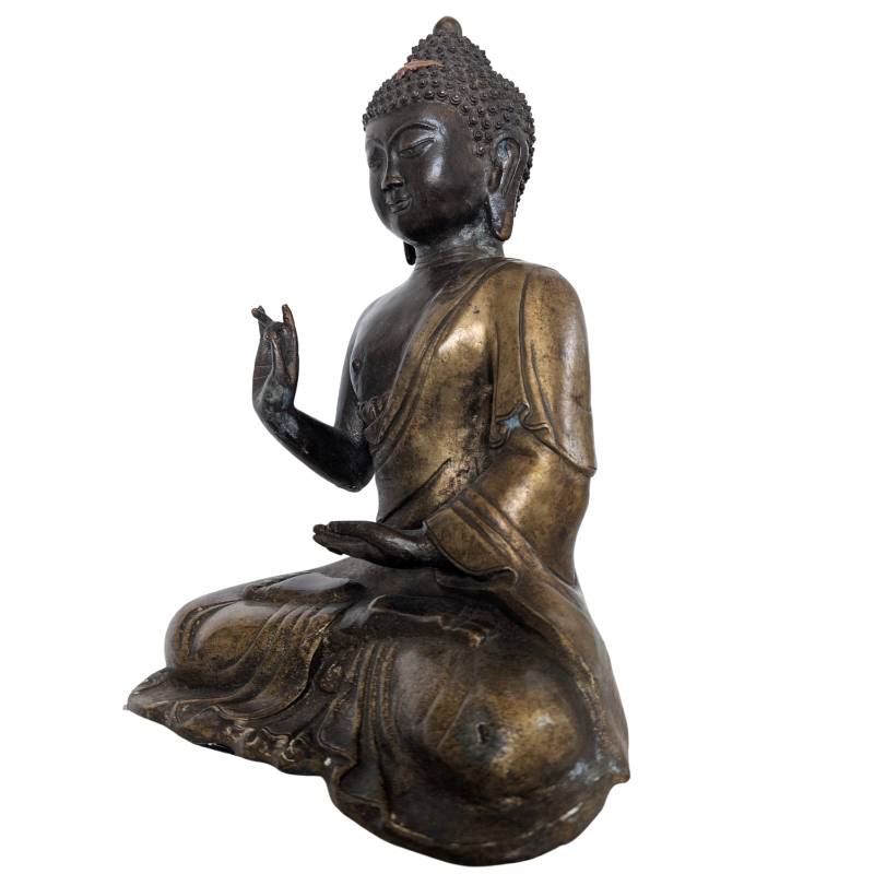 Gezicht van Chinees bronzen Boeddhabeeld met zachte expressie