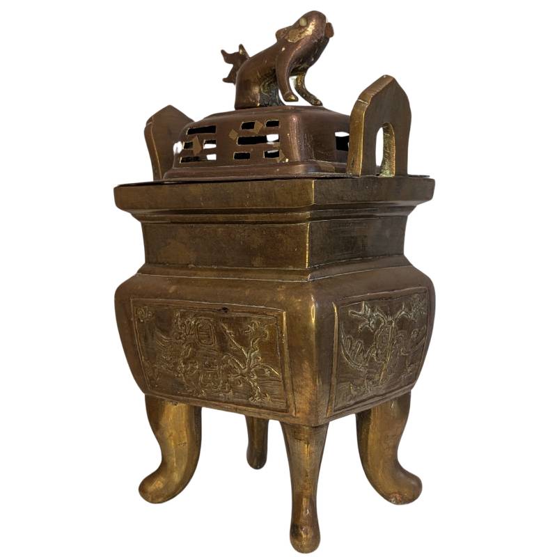 Chinese bronzen wierookbrander in traditionele tempelstijl, vierpotig model