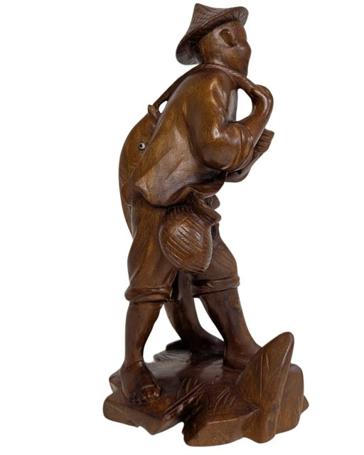 Chinese houten visser met karper als geluksbeeld