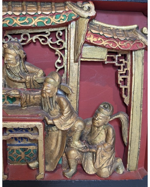 Chinees verguld wandpaneel met knielende figuren Qing periode