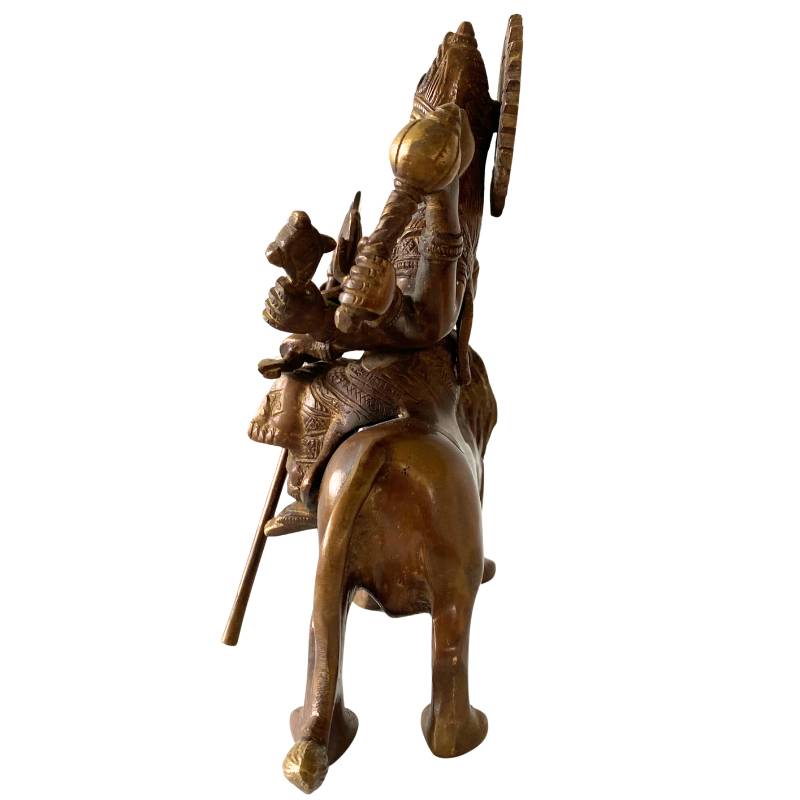 detail van bronzen Durga beeld met kroon en sieraden – Hindoe godin