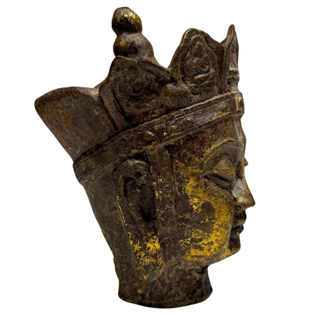 Antiek hoofd van Dizang Pusa in verguld gietijzer, Chinees boeddhistisch tempelfragment