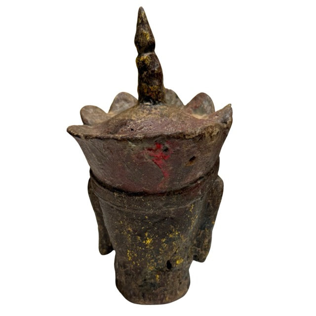 Detail van kroon en gelaat van Dizang Pusa hoofd met oude vergulding