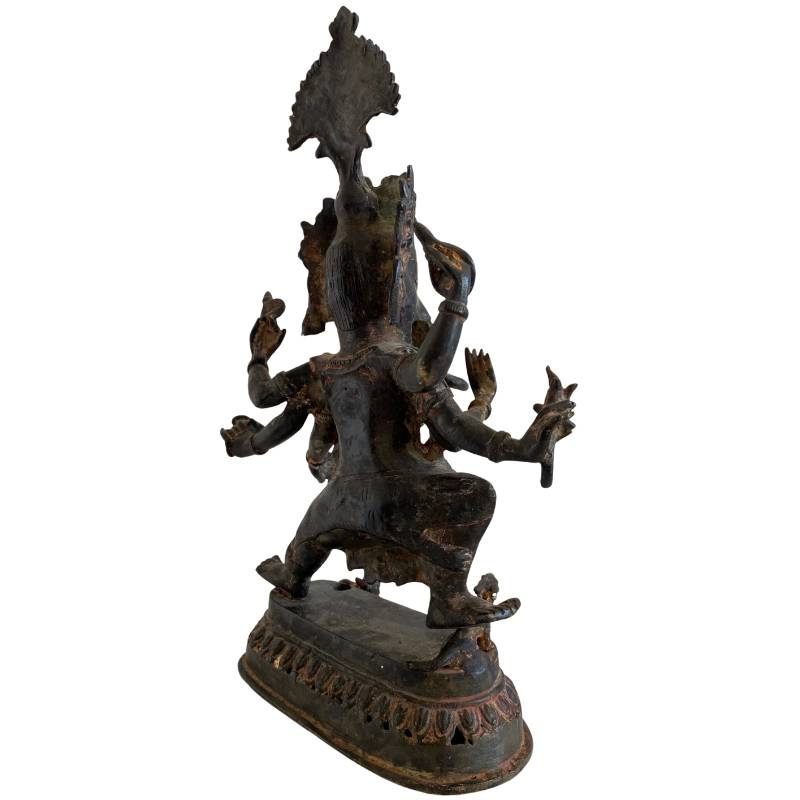 Detail van armen en rituele attributen van een antiek bronzen Ganesha-beeld