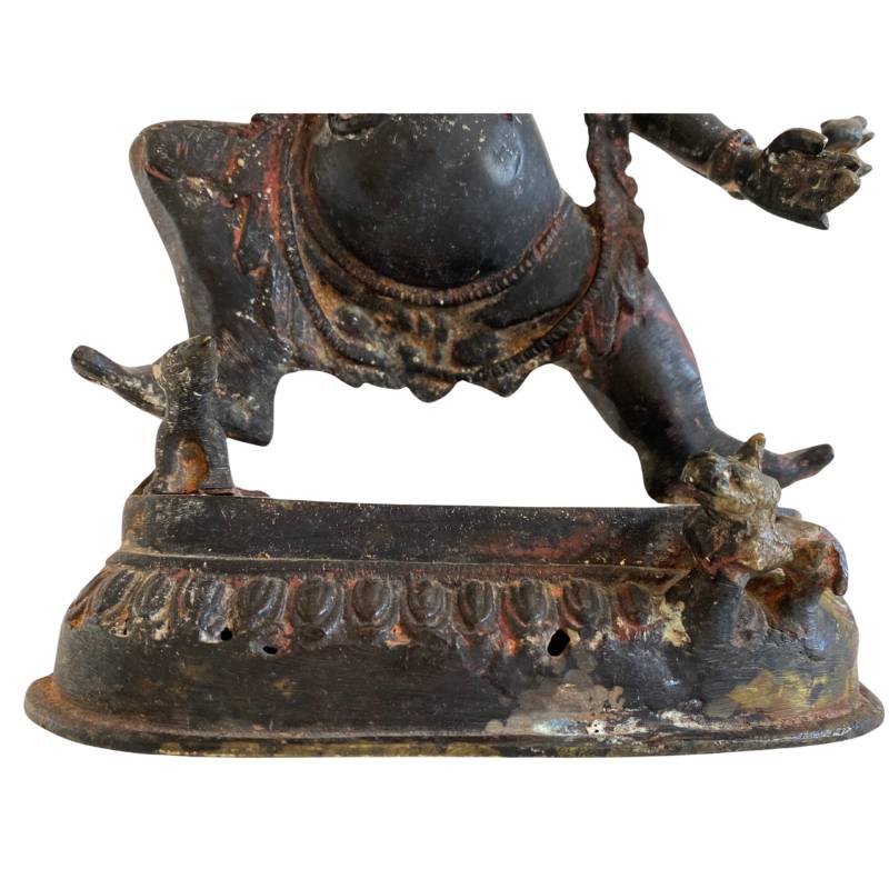 Detail van het olifantenhoofd en de kroon van een antiek Ganesha-beeld in brons