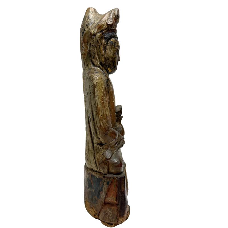 handgesneden houten guanyin beeld met doorleefde patina en rustige uitstraling